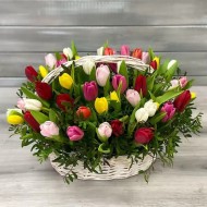 Корзина из разноцветных тюльпанов Корзина из разноцветных тюльпанов